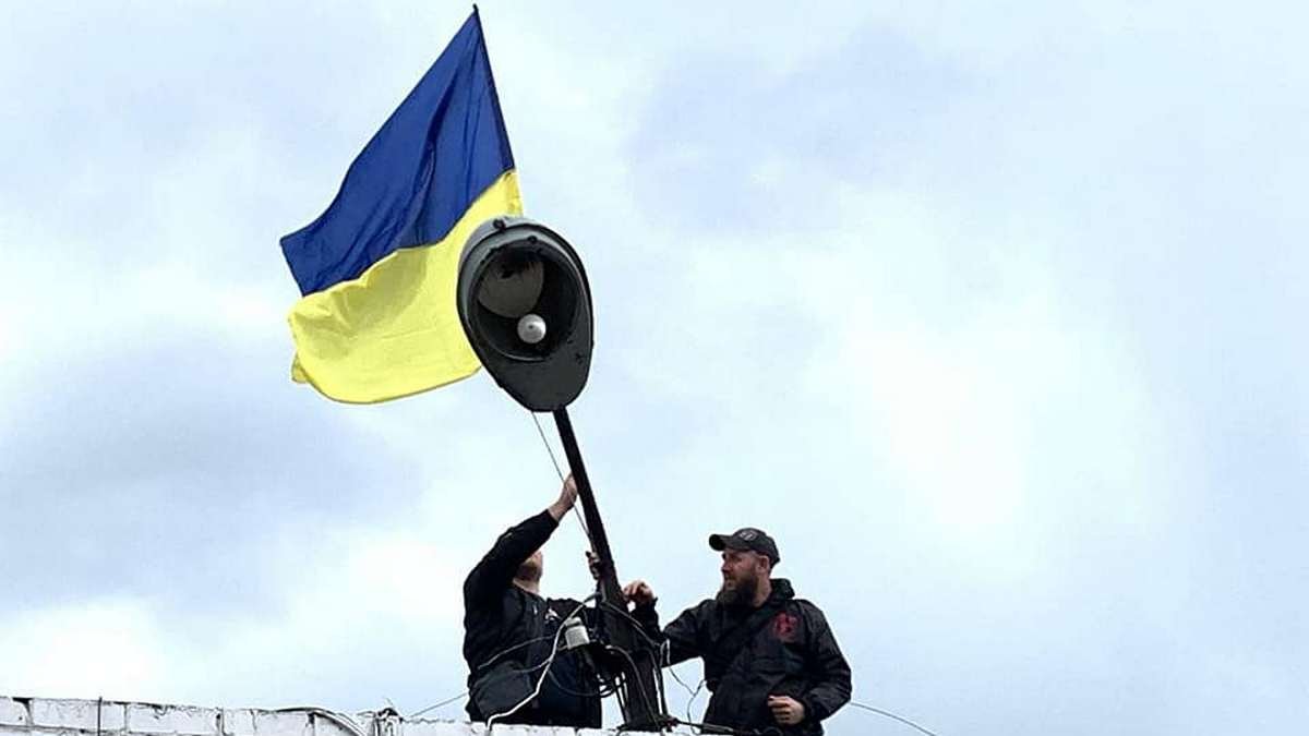 В Днепре на Калиновой коммунистический флаг заменили на украинский