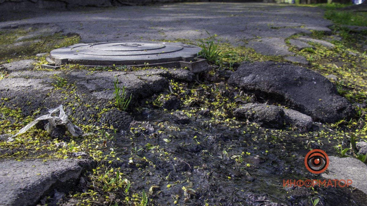 В Днепре на проспекте Мазепы прорвало канализацию: вода течет несколько дней