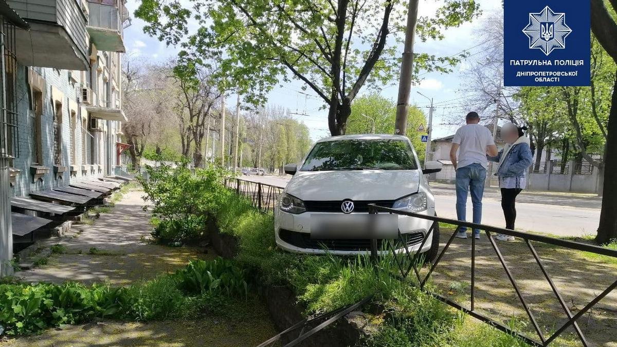 В Днепре пьяный водитель Volkswagen врезался в дерево и вылетел на тротуар