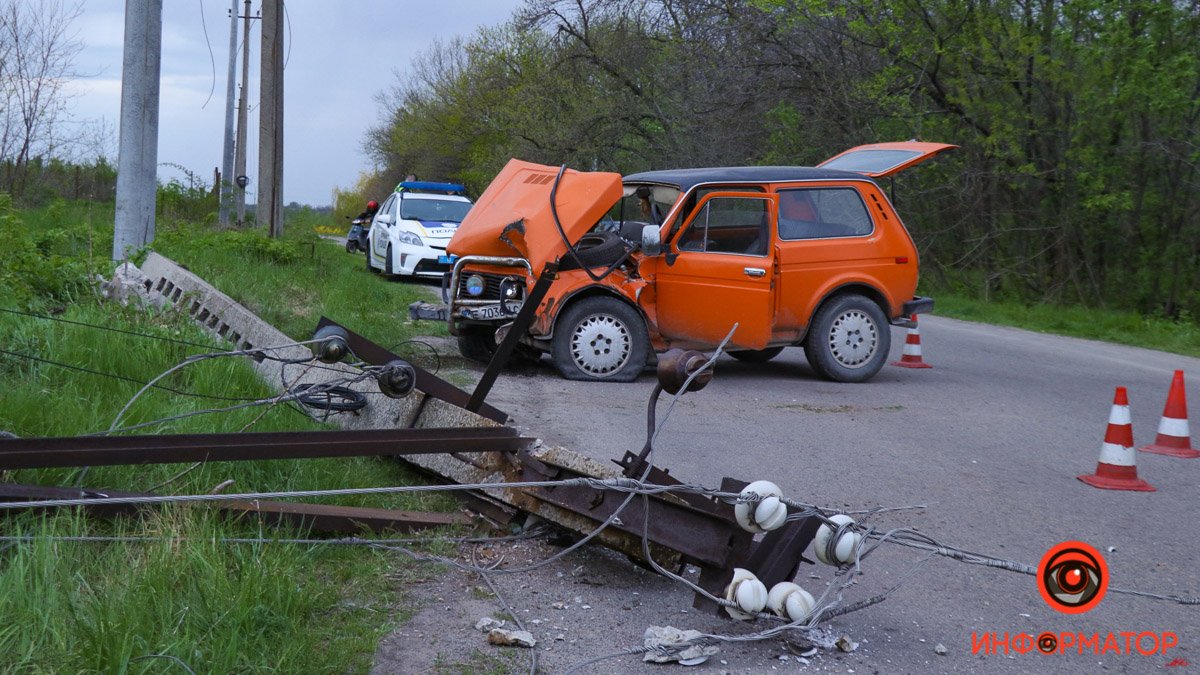 В Днепре на Зерова ВАЗ снес электроопору: водитель в тяжелом состоянии