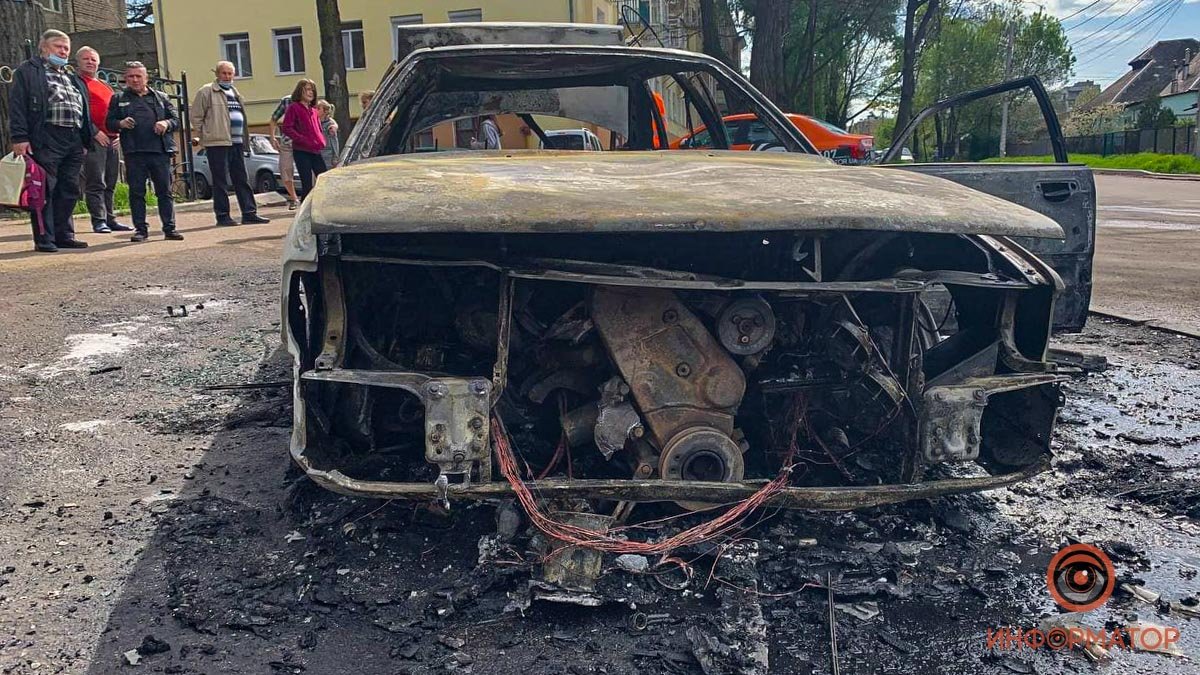 В Днепре на Караваева дотла сгорела Audi