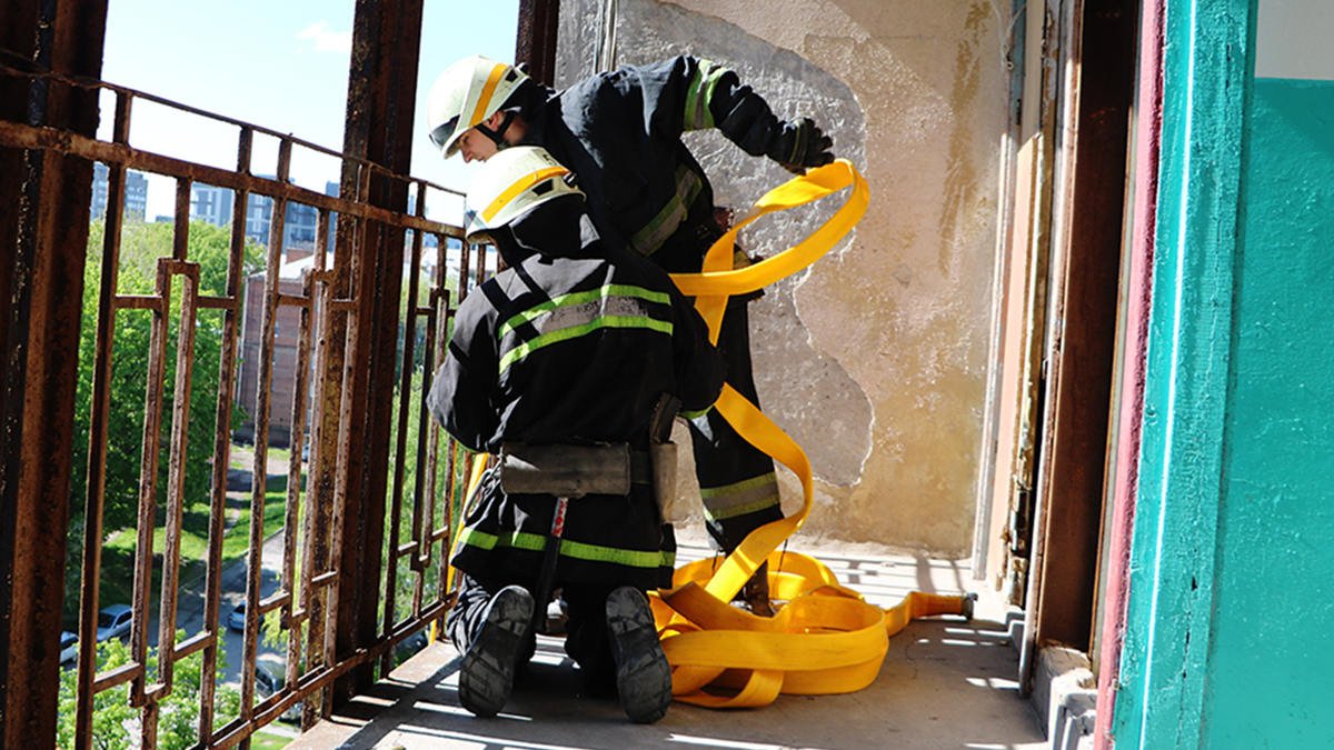 В Днепре на Титова случился пожар в многоэтажке: спасатели выводили людей на улицу