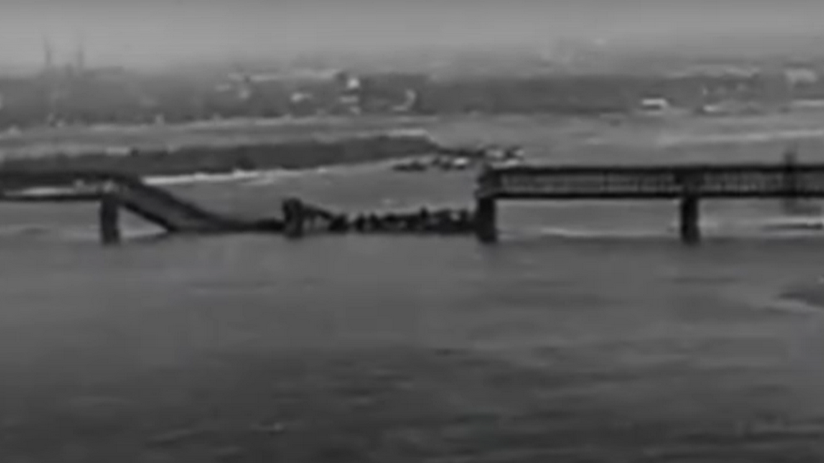 Итальянская хроника показала редкие кадры разрушенного Амурского моста в Днепре