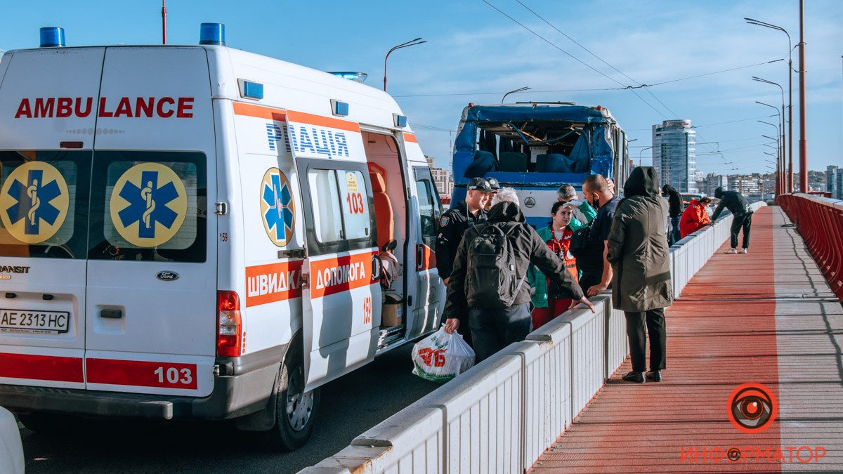На Новом мосту в Днепре столкнулись ВАЗ и два автобуса: одна из пострадавших - беременная