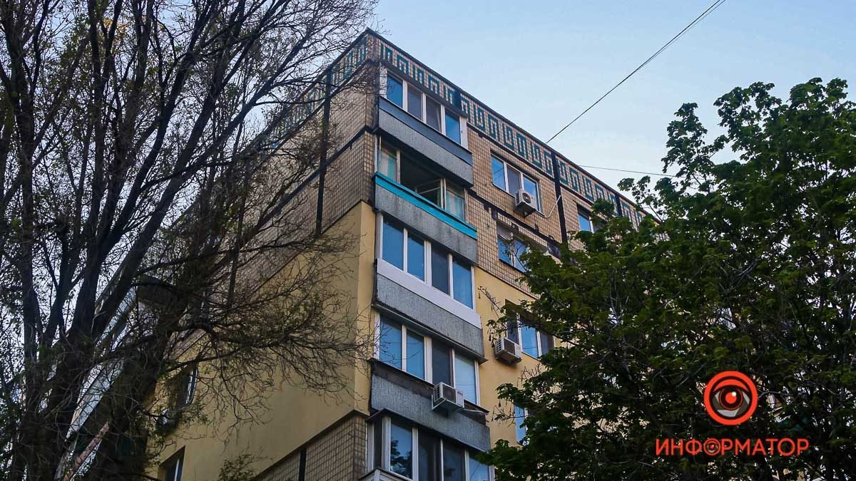 В Днепре на Тополе мужчина выпрыгнул из окна 8-го этажа и упал на женщину: ее состояние