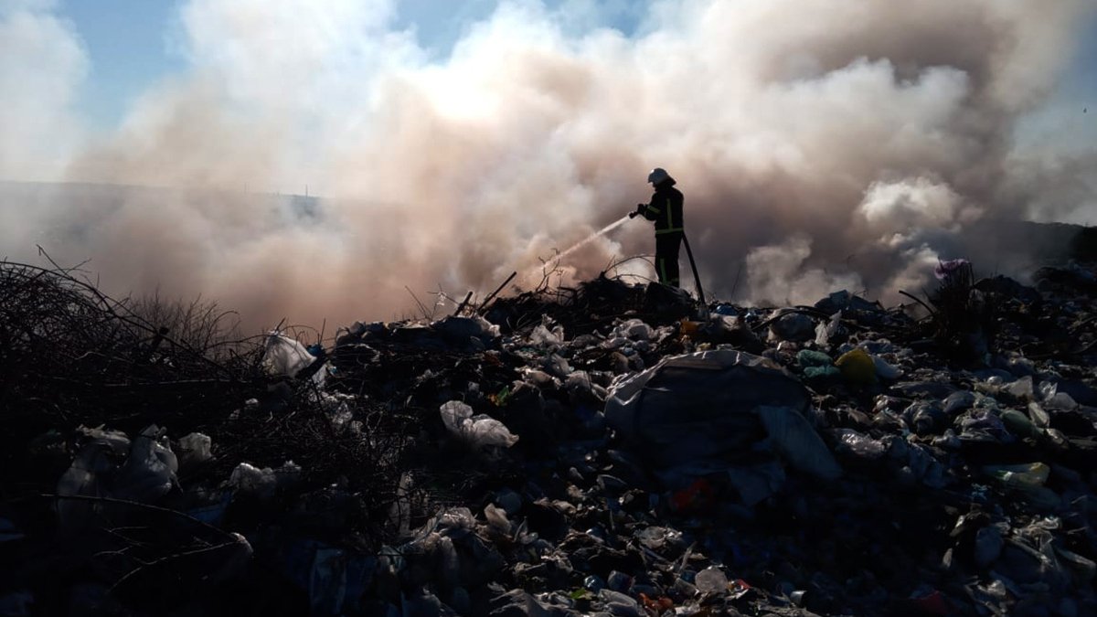 В Днепропетровской области 3-й день горит свалка бытовых отходов