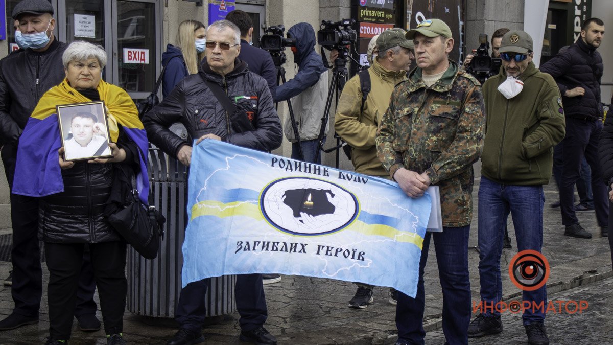 Десятки людей вышли в центр Днепра на протест против временной отмены льгот на проезд