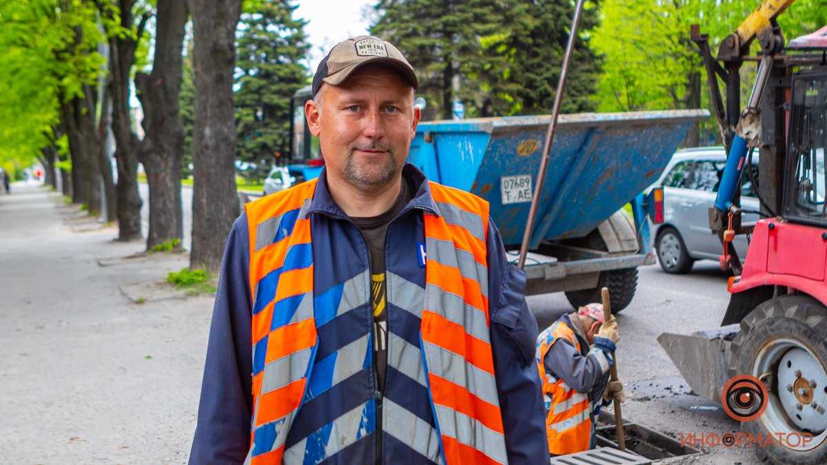 Хочу работать коммунальщиком: бригадир из Днепра рассказал о забитых ливневках, находках в коллекторе и "нападении утки"