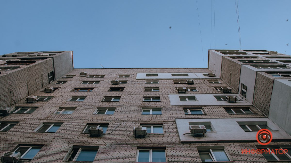 В Днепре на улице Высоцкого мужчина выпал из окна 6-го этажа и разбился