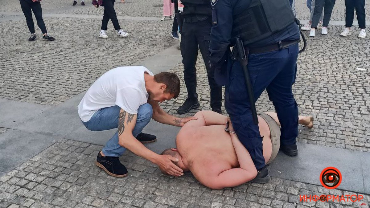 В Днепре на Европейской площади мужчина бросался на прохожих