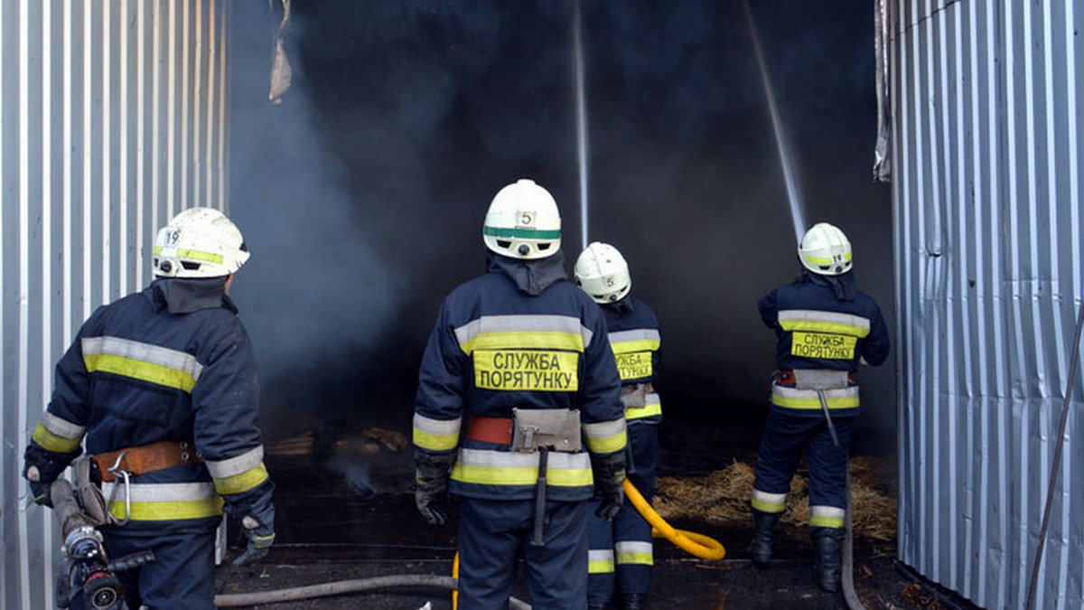 В Днепре на Богдана Хмельницкого в ангаре случился пожар: сгорело 16 тонн сена
