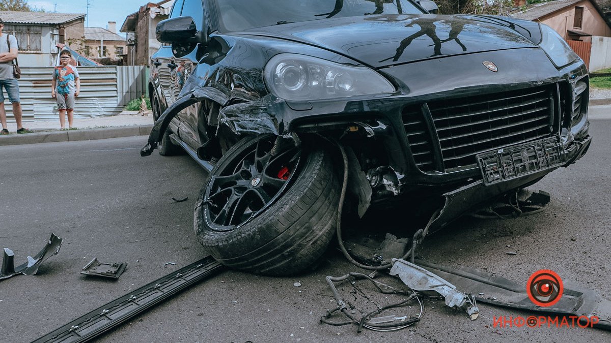 В Днепре возле "Славянки" Porsche Cayenne сбил двоих человек на пешеходном переходе