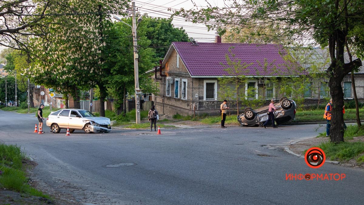В Днепре на Орловской столкнулись Chevrolet и ВАЗ: машина перевернулась на крышу
