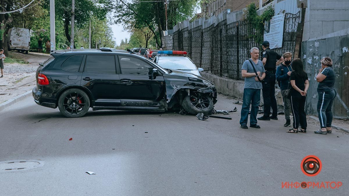 В Днепре возле «Славянки» Porsche Cayenne сбил двоих человек на переходе: полиция ищет свидетелей