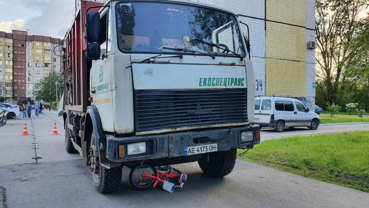 В областную больницу в Днепре доставили девочку, которую в Кривом Роге сбил мусоровоз