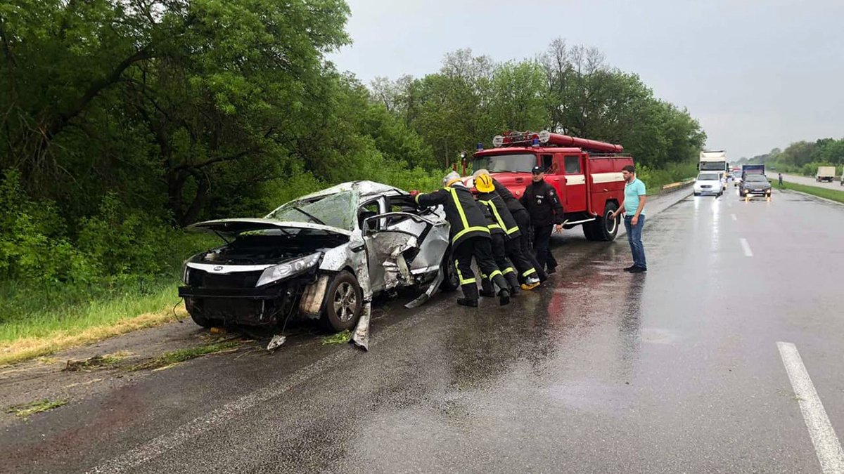 В Днепропетровской области KIA врезалась в дерево: водитель погиб на месте