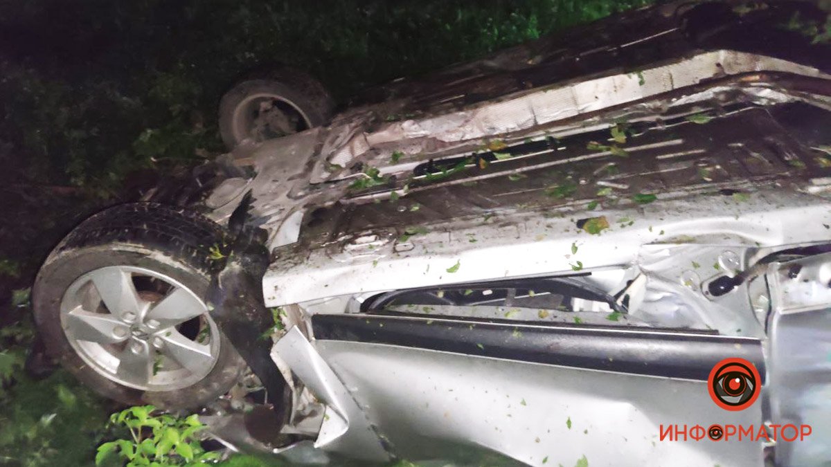В Днепре на проспекте Богдана Хмельницкого Renault вылетел в кювет и перевернулся: пострадал водитель