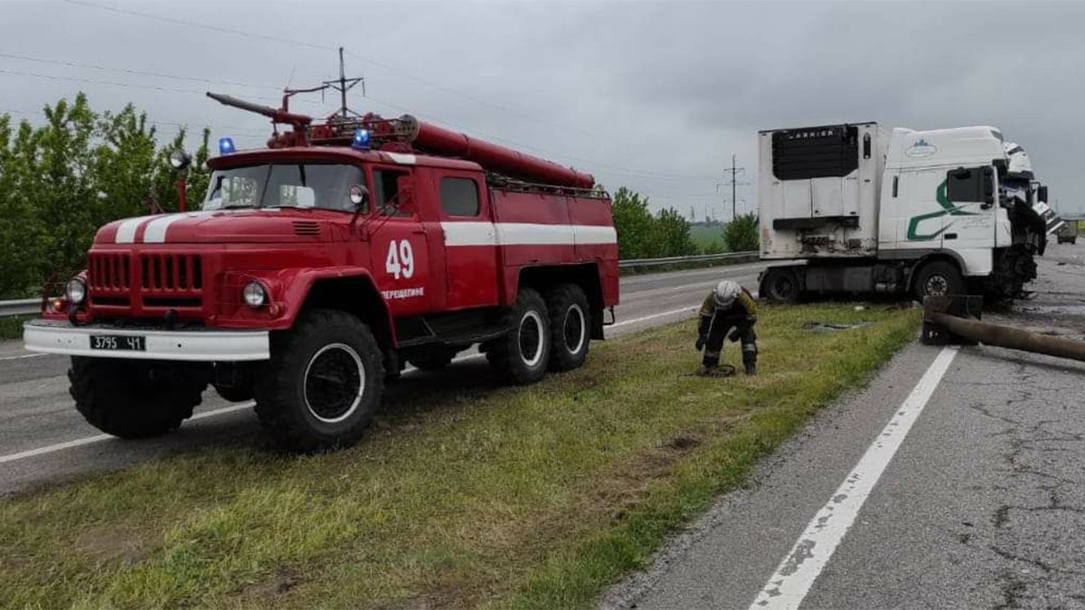 ДТП с автобусом и двумя грузовиками на трассе в Днепропетровской области: пострадал мужчина