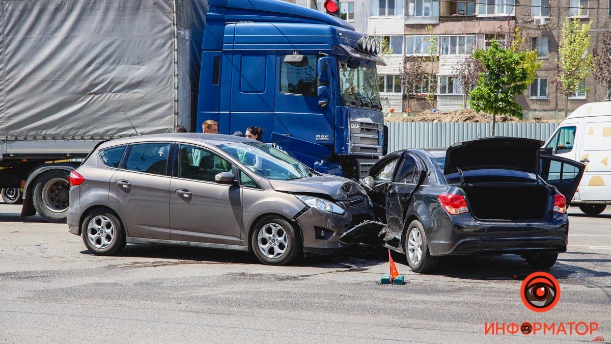В Днепре на Слобожанском проспекте нетрезвый водитель DAF врезался в Ford и Chevrolet