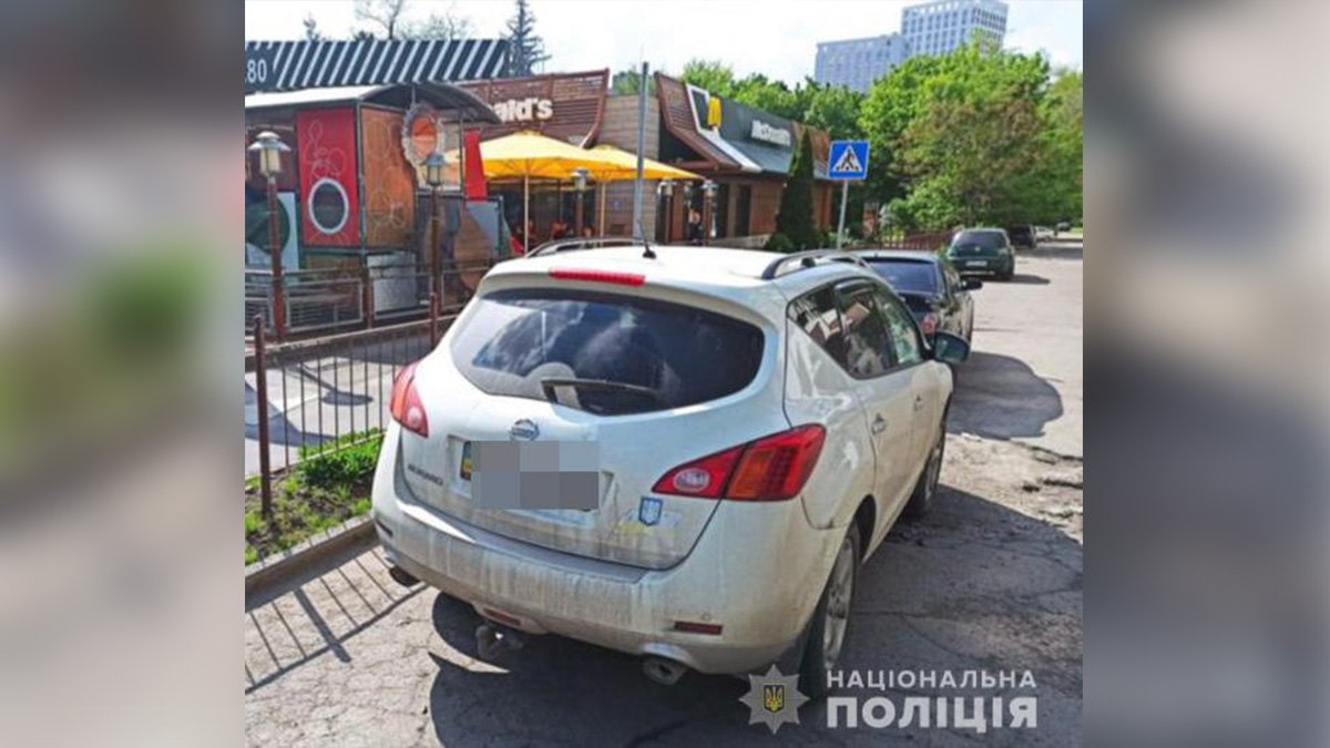 В Днепре на Гагарина двое иностранцев похитили из машины 75 000 гривен