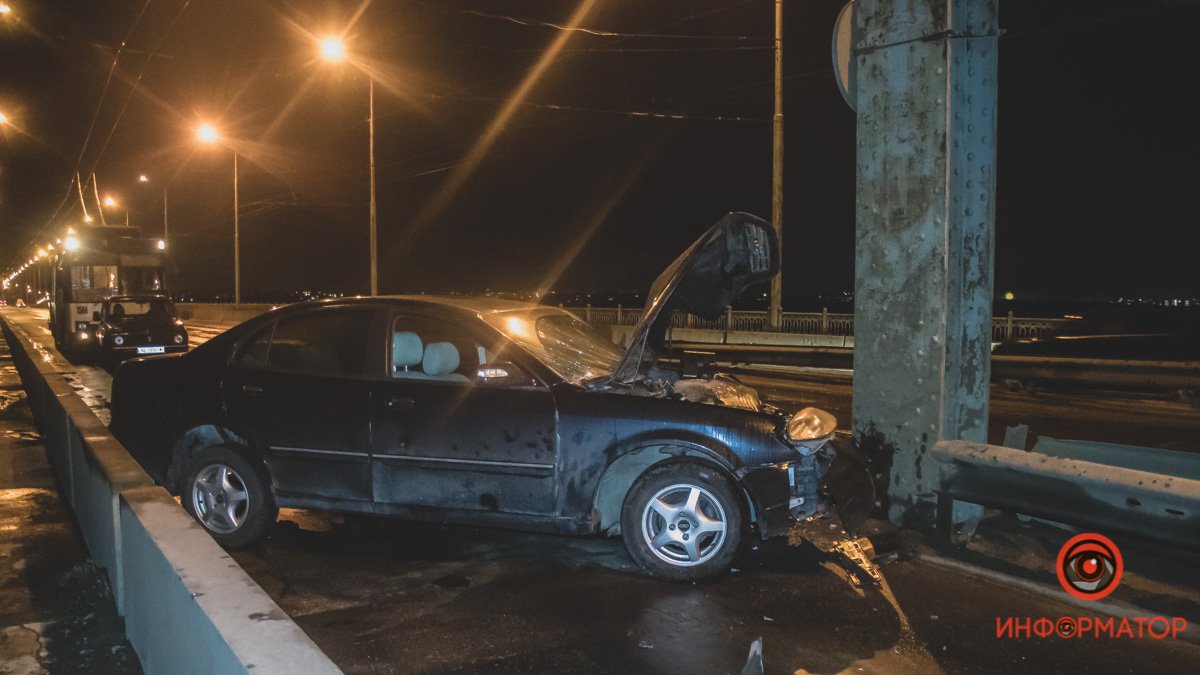 В Днепре на Амурском мосту Chery врезался в центральную опору: пострадал водитель
