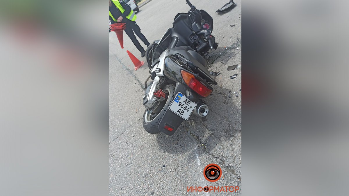 В Днепре на Запорожском шоссе мотоциклист врезался в Toyota: мужчину забрала скорая