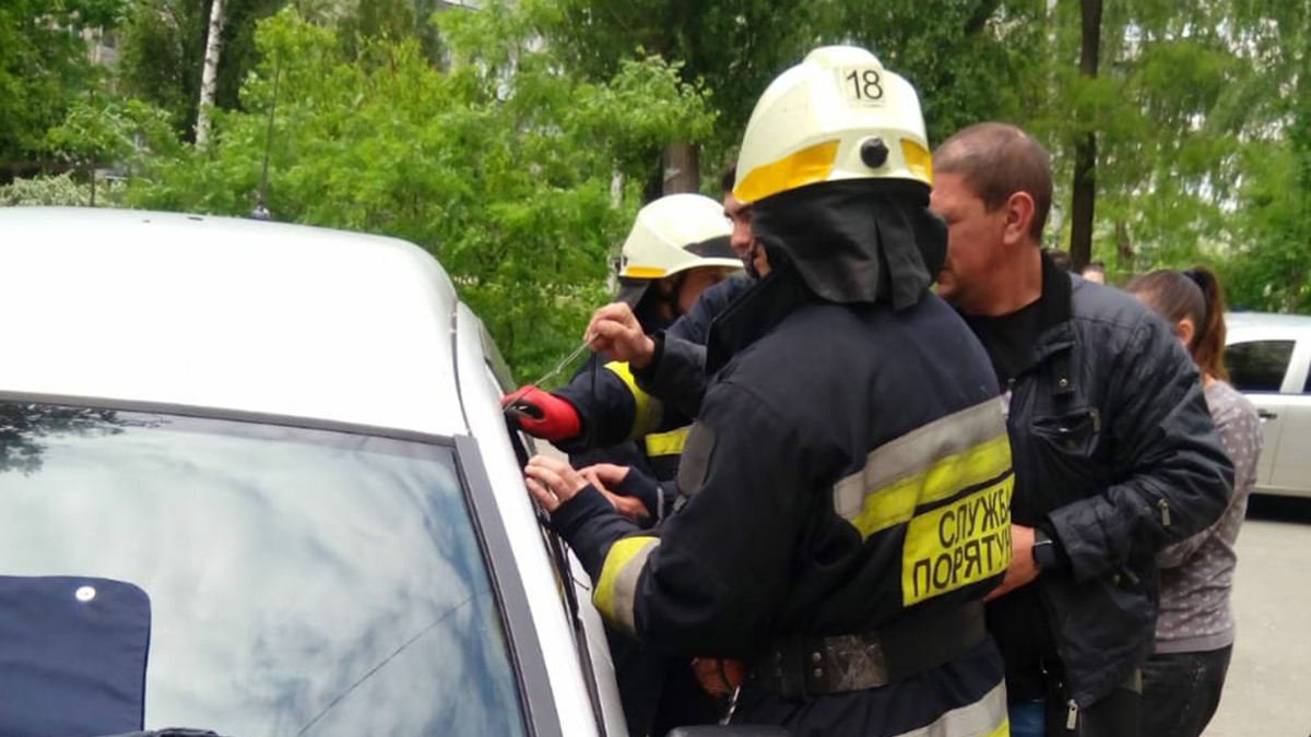 В Днепре маленький ребенок закрылся в машине: пришлось вызывать спасателей