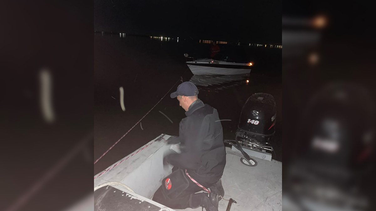 Трое взрослых и ребенок застряли на лодке посреди Днепровского водохранилища
