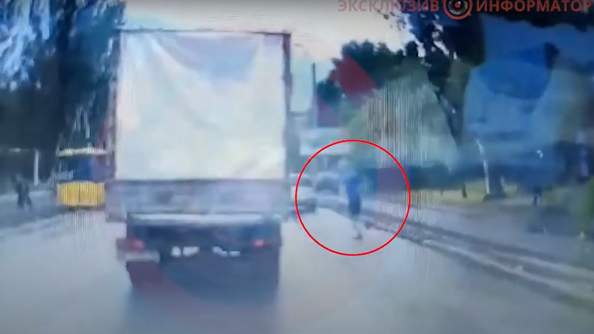 В Днепре на Калиновой мужчина попал под колеса Fiat Doblo: видео момента