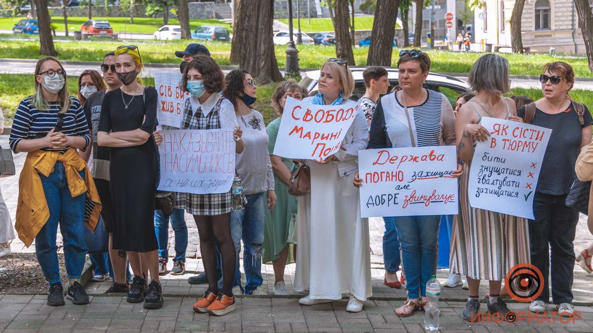 Грозит 15 лет тюрьмы: в Днепре прошел митинг в поддержку женщины, которая, защищая дочь, ударила сожителя ножом