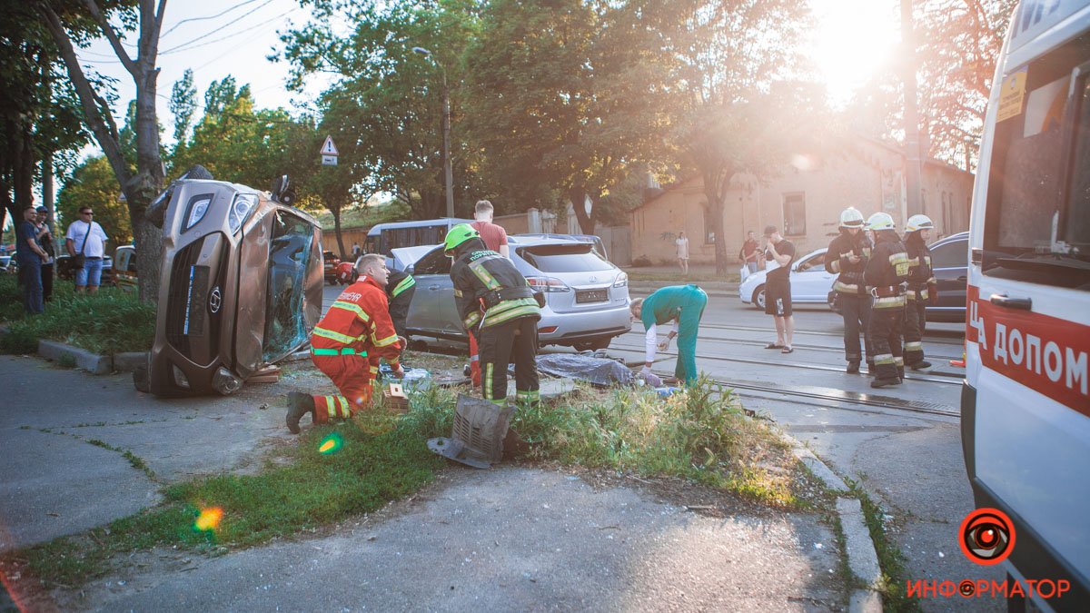 В Днепре на Грушевского Hyundai столкнулся с Lexus и перевернулся: погиб мужчина