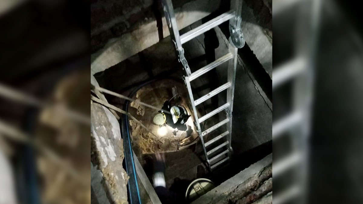 В Днепре на Каштановой мужчина упал в 7-метровую яму и его засыпало землей