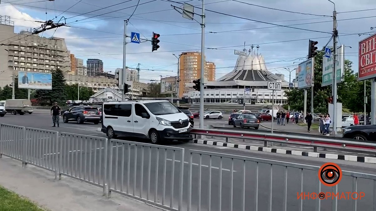В Днепре возле цирка водитель Renault снес забор и уехал с места аварии: видео момента