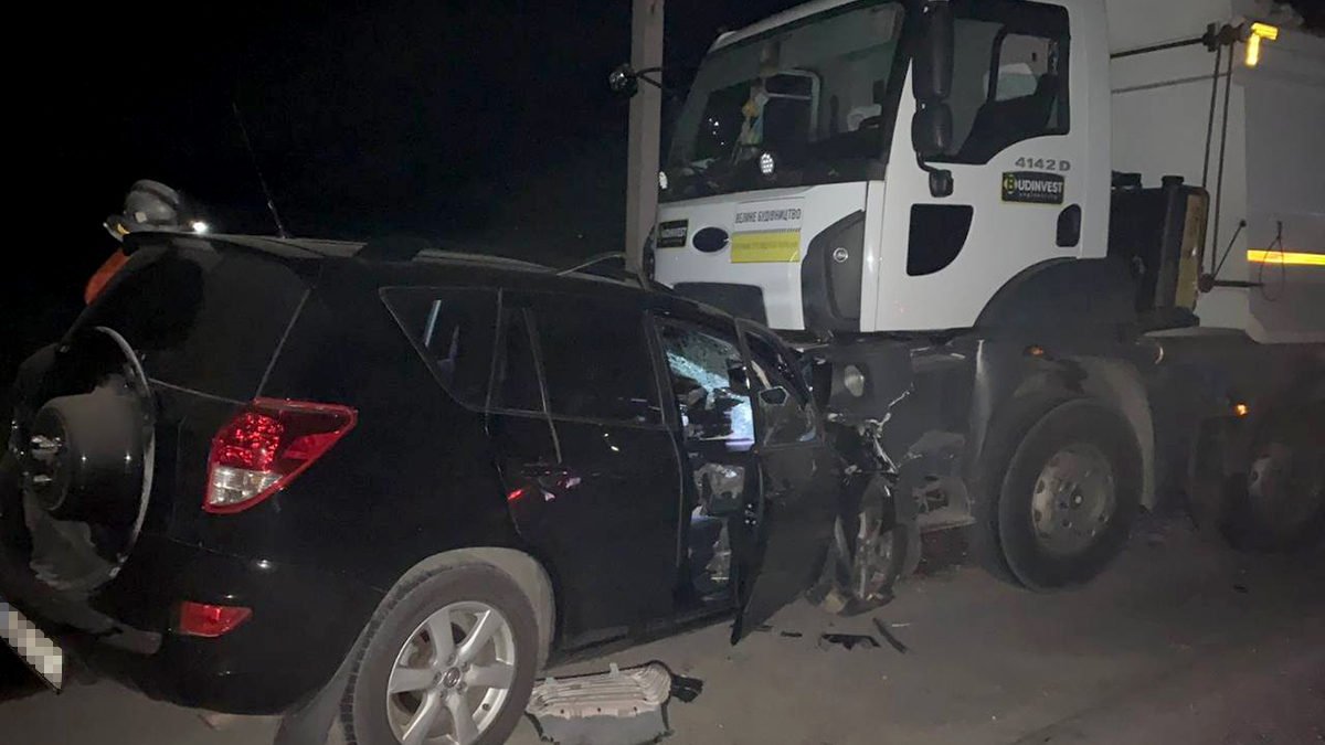 На трассе Днепр-Решетиловка лоб в лоб столкнулись Toyota и самосвал Ford: погибли 4 человека