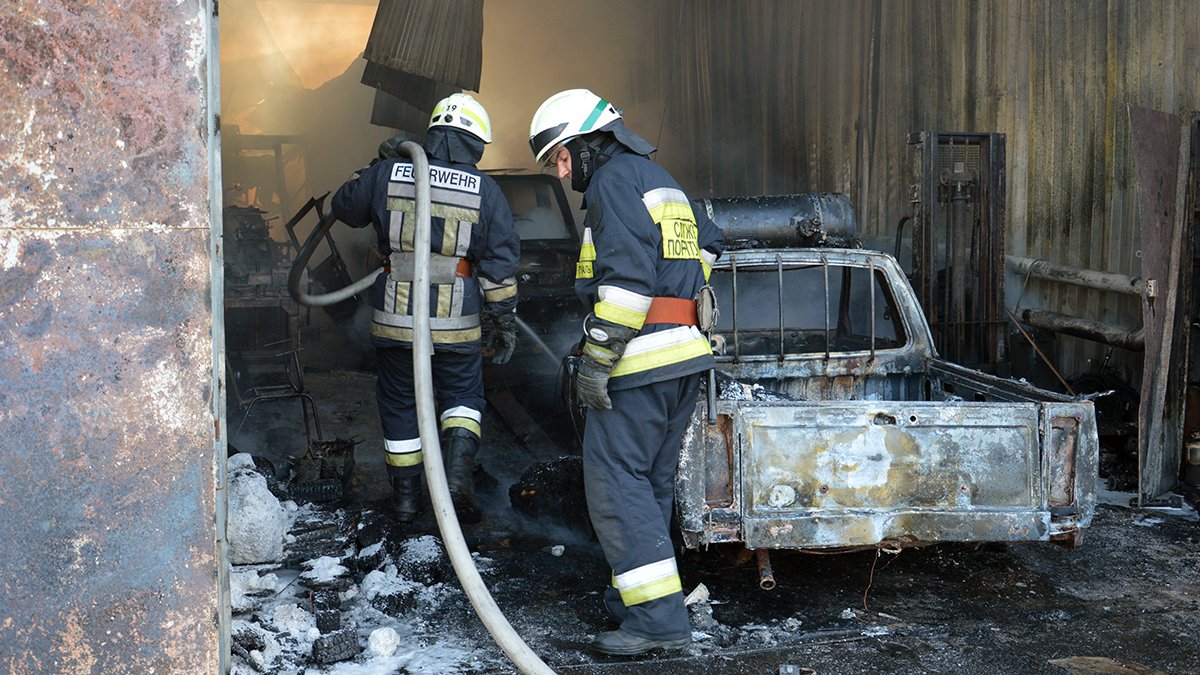 Пожар на металлобазе на Хмельницкого в Днепре: сгорели два автомобиля, микроавтобус и прицеп