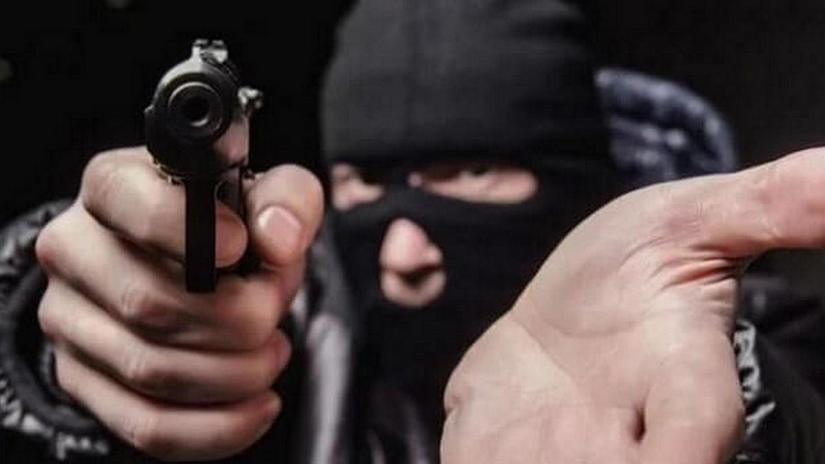 В Днепропетровской области мужчина ворвался в дом, избил хозяина металлической трубой и украл деньги