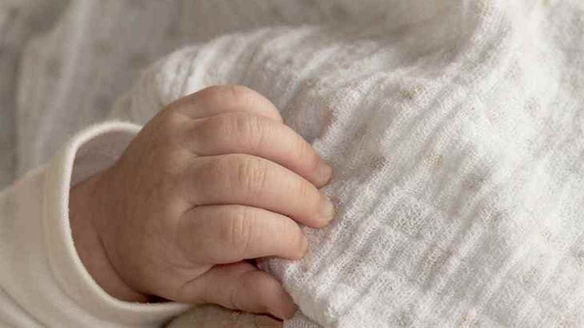 В Днепропетровской области женщина родила мертвого недоношенного младенца: она закопала его у себя во дворе