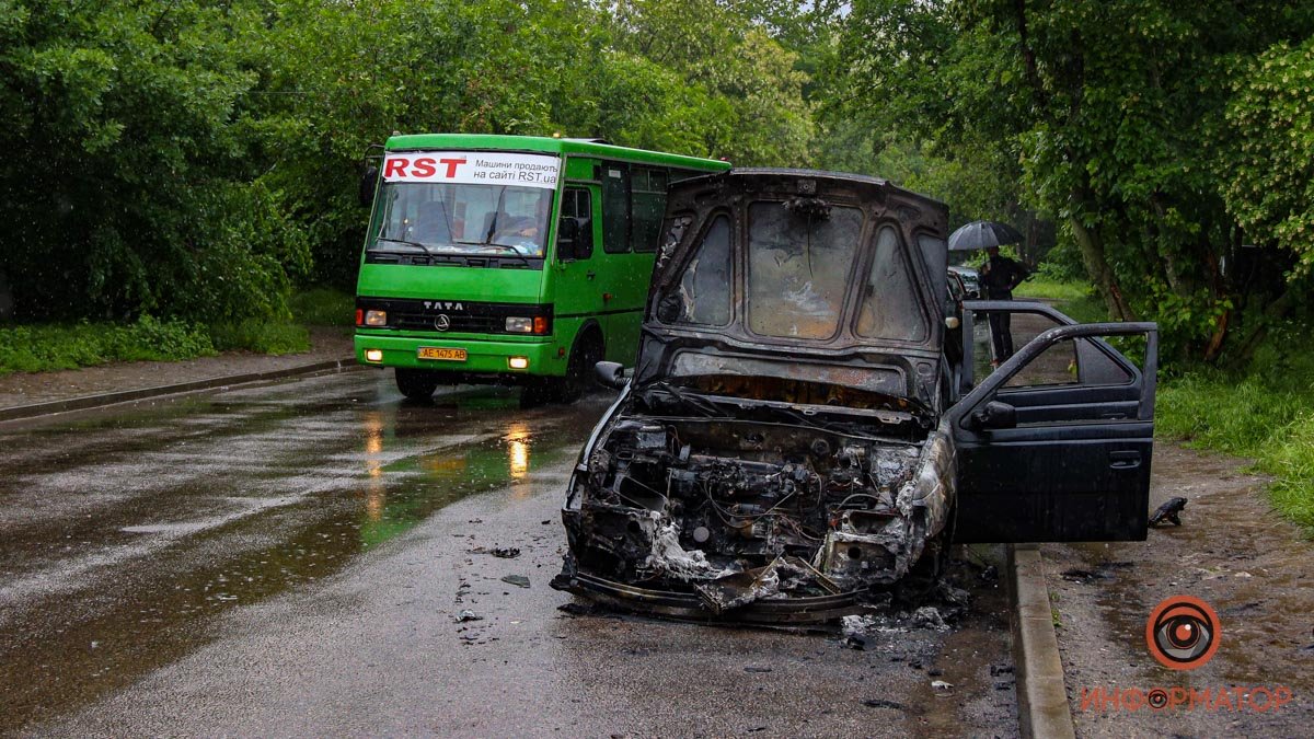 В Днепре на Западном горел Peugeot: пострадал водитель