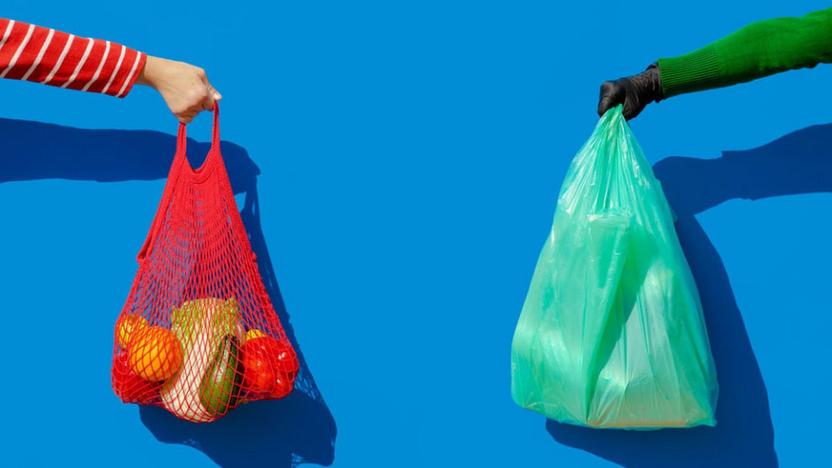 В Украине запретили использование пластиковых пакетов: почему и какие штрафы для нарушителей