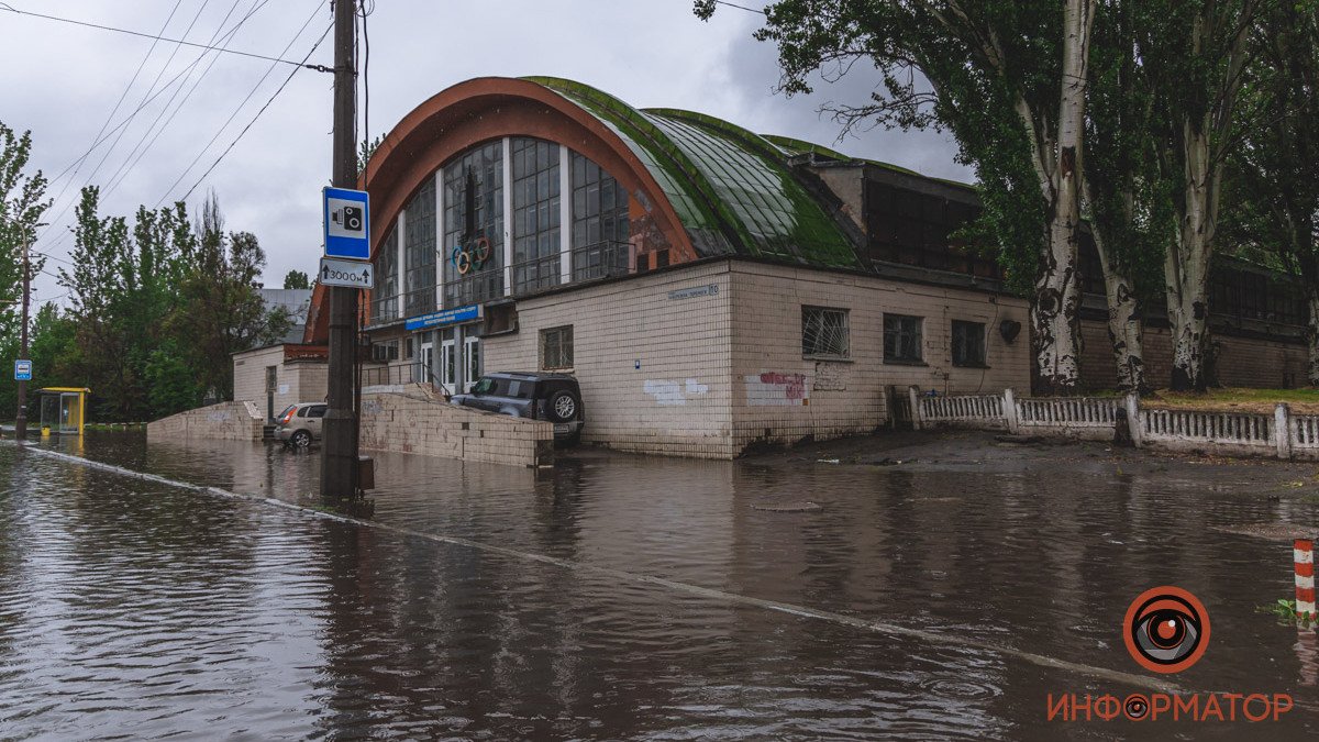 Затопленные улицы, протекшая крыша и ливень в маршрутке: в Днепре второй день не прекращается дождь