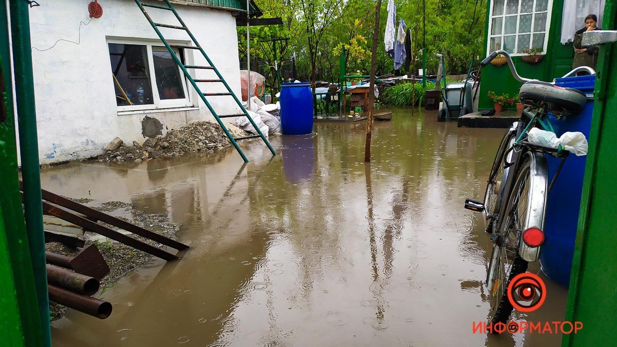 В Днепре речка Гнилокиш вышла из берегов и затопила дома: спасатели откачивают воду