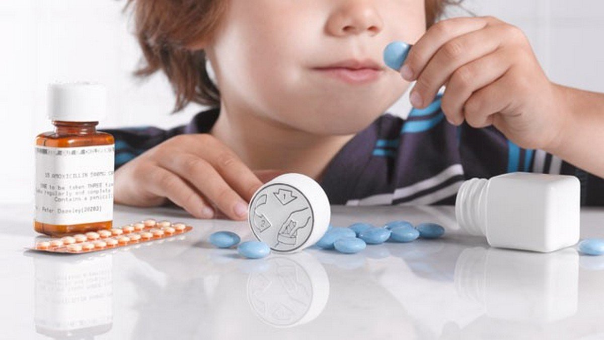 В Украине детям до 14 лет запретили самостоятельно покупать лекарства: Рада приняла закон