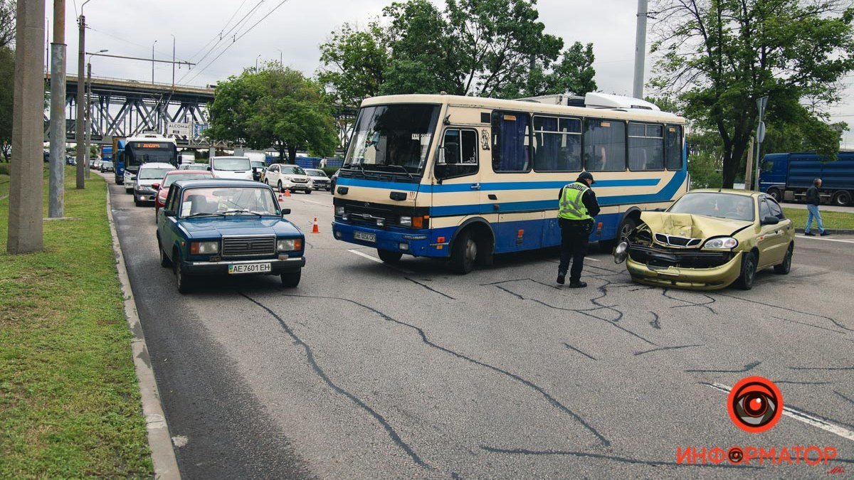 В Днепре возле речпорта столкнулись Lanos и автобус: образовалась пробка