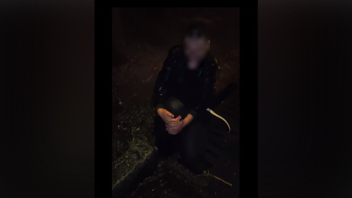 В Днепре на Гагарина пьяный мужчина попал ногой в ливневку и застрял