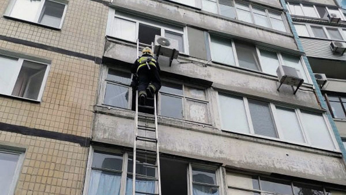В Днепре на Шолохова 2-летний ребенок случайно закрыл маму на балконе