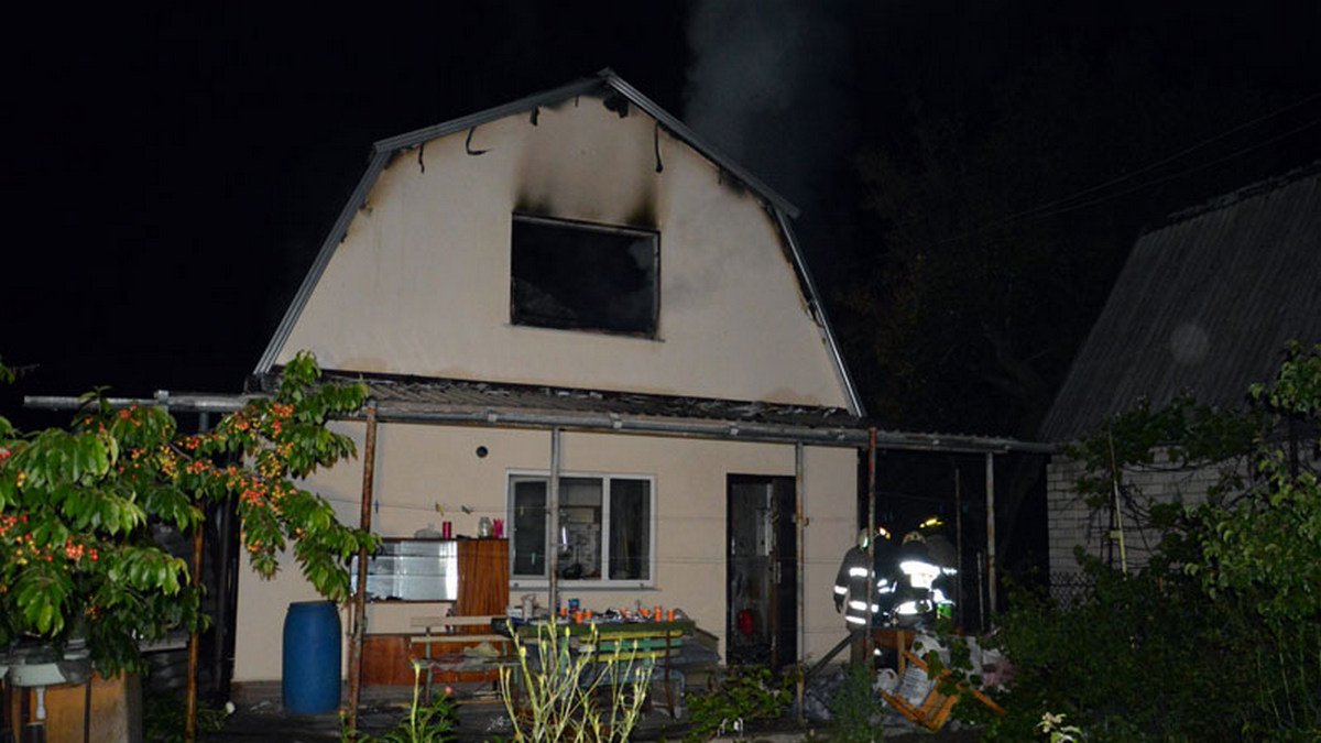 В Днепре на Вишневой загорелся жилой дом: огнем охватило 100 квадратных метров