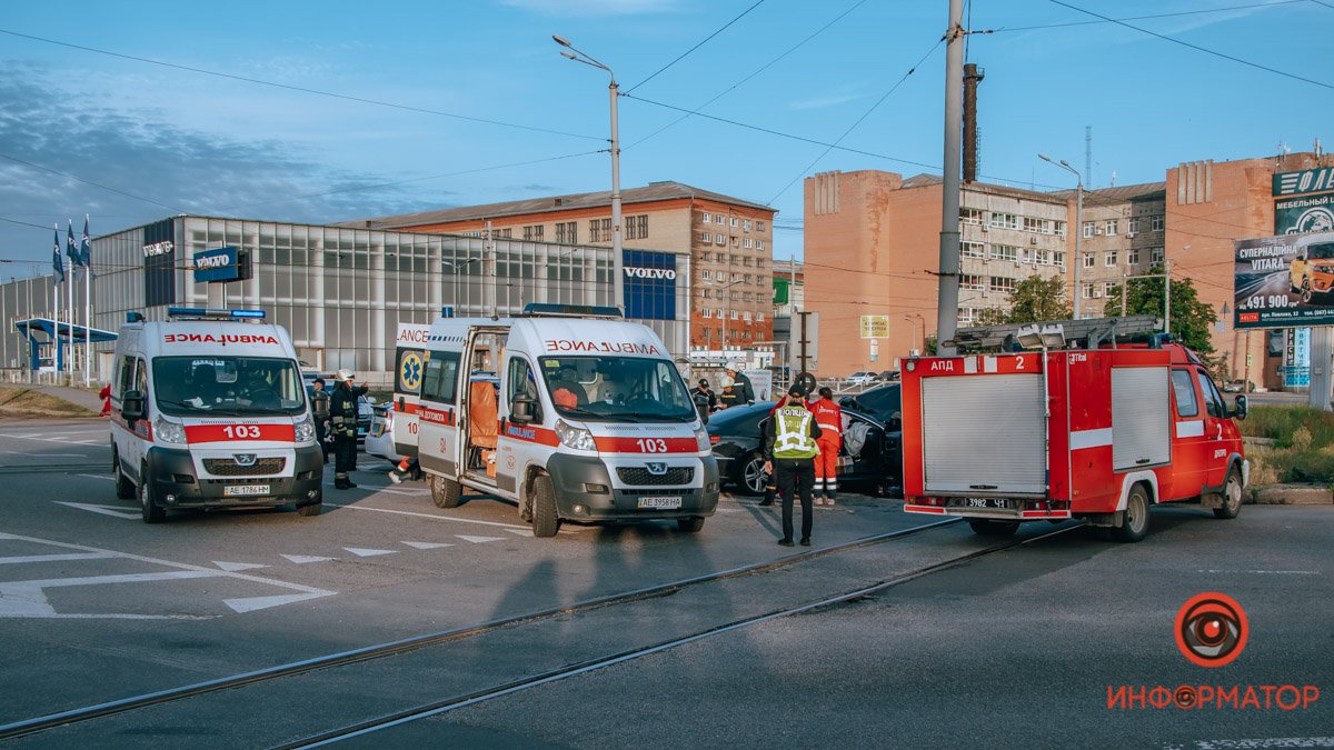 В Днепре на площади Десантников Volkswagen влетел в опору: пострадали четыре человека