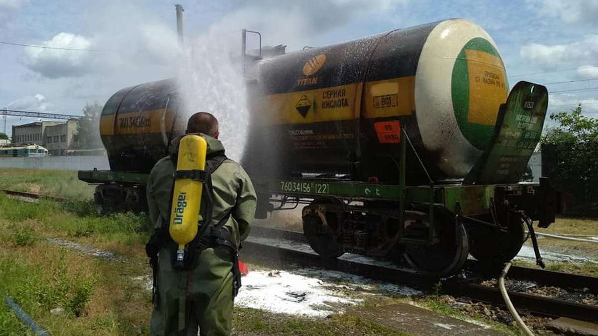 В Синельниково из грузового вагона вытекла серная кислота