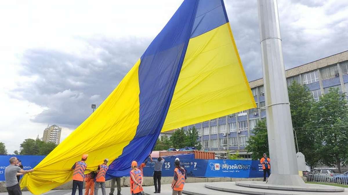 В Днепре обновили один из самых больших флагов в Украине