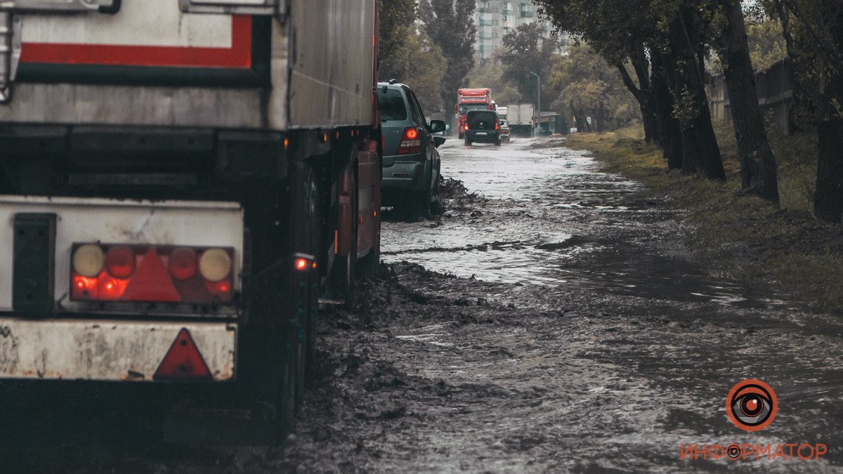 2 ночи в трамвае, 87 поваленных деревьев и высокий уровень воды: как коммунальные службы Днепра справились с непогодой
